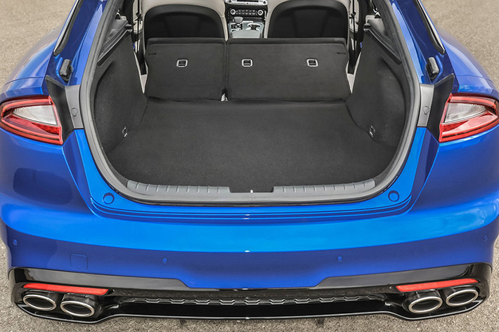 Cao cấp hơn là phiên bản Kia Stinger Premium 2.0T, phiên bản này sẽ được hãng xe hàn Quốc trang bị thêm một số tùy chỉnh với tính năng hiện đại hơn như đèn pha LED, cửa sổ trời, màn hình hiển thị 7 inch phía sau vô-lăng, màn hình giải trí 8 inch đặt tại trung tâm bảng điều khiển.