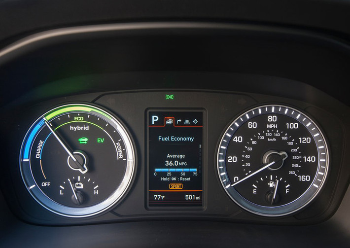 Trái tim của Hyundai Sonata hybrid 2018 là động cơ 4 xy-lanh Nu GDI 2.0 lít, hộp số tự động 6 cấp kết hợp cùng động cơ điện 38kW mạnh mẽ. Thiết bị truyền động của Huyndai Sonata Hybrid (TMED) mang lại cảm giác lái ổn định, nâng cao khả năng tương tác giữa người lái và xe, cùng khả năng tiết kiệm nhiên liệu.