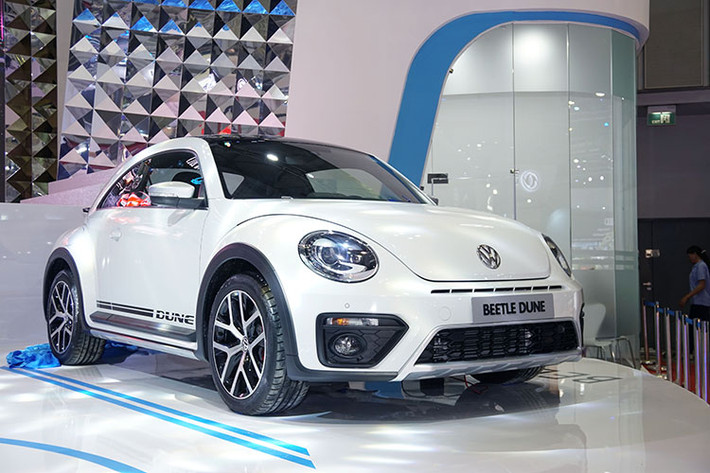 Mẫu xe Volkswagen Beetle Dune 2017 từng được hứa hẹn ra mắt thị trường Việt Nam từ tận năm 2016, nhưng vì nhiều lý do khách quan nên xe đã không thể về kịp. Mãi đến giữa tháng 8/2017 vừa qua, mẫu xe này mới lộ hình ảnh khi được đưa về Việt Nam - và mới đây, mẫu xe mang tên "con bọ" này đã có màn ra mắt chính thức tại triển lãm ôtô VIMS 2017.