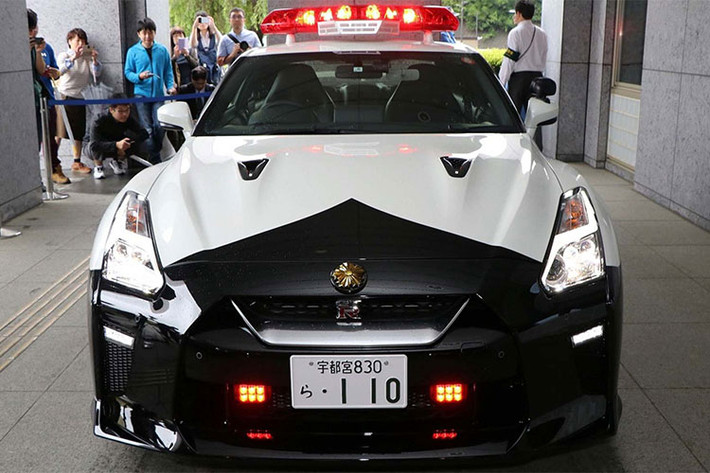 Chiếc Nissan GT-R này được trang bị động cơ xăng V6, tăng áp kép, dung tích 3,8 lít, sản sinh công suất tối đa 565 mã lực và mô-men xoắn cực đại 632 Nm như Nissan GT-R 2018 đã ra mắt hồi cuối năm 2017.