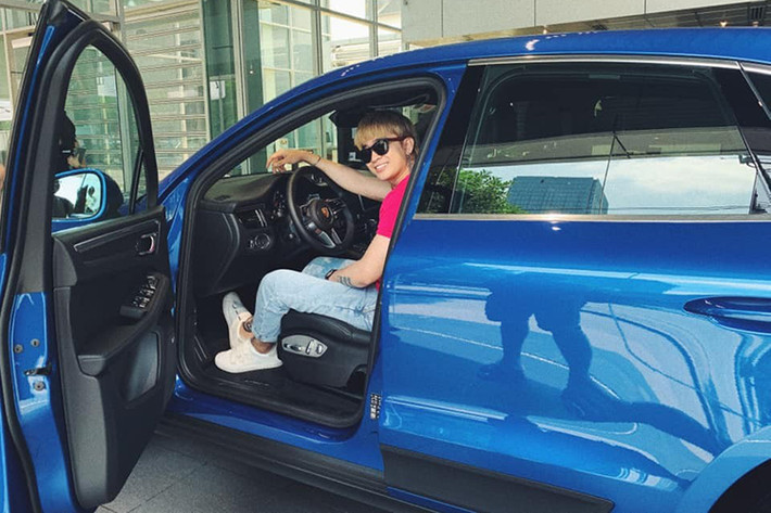 SUV hạng sang Porsche Macan 2019 của Chi Dân mới tậu sở hữu động cơ tăng áp 4 xi-lanh dung tích 2.0 lít, có khả năng sản sinh công suất tối đa 252 mã lực và mô-men xoắn cực đại đạt 370 Nm. Điểm thay đổi của Porsche Macan 2019 so với bản trước chính là khe thông gió và màn hình trung tâm cảm ứng có kích thước lên đến 11 inch.