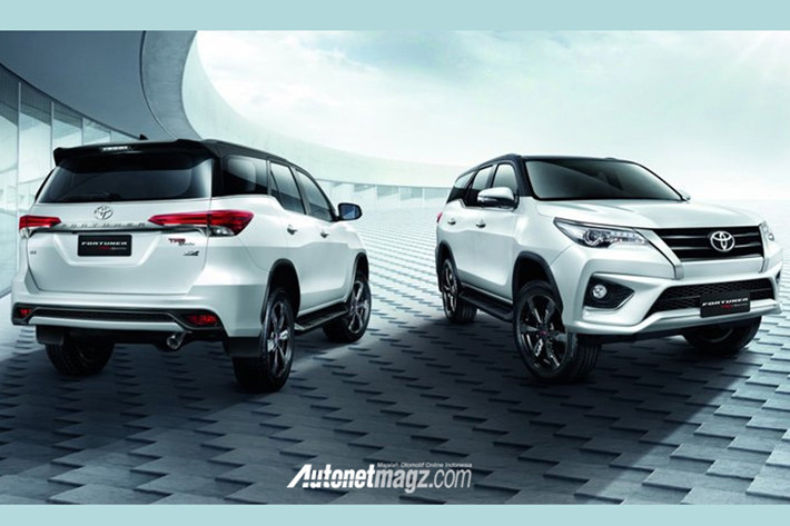 Dự kiến, Toyota Fortuner 2017 sẽ được bày bán trên thị trường Thái Lan vào tháng 7/2017. Hiện chưa rõ giá bán của Toyota Fortuner 2017 tại Thái Lan. Trong khi đó, phiên bản cũ của Toyota Fortuner có giá dao động từ 1,299 - 1,769 triệu Baht (tương đương 864 triệu đến 1,17 tỷ đồng).