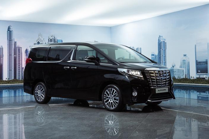 Về thiết kế, ngoại thất của mẫu xe minivan Lexus LM 2020 mang phong cách thiết kế cầu kỳ đầy sự cuốn hút của thương hiệu Lexus được thể hiện qua nhiều điểm đặc trưng như: cụm lưới tản nhiệt tạo hình con suốt “Spindle Grille” và đèn pha full-LED có thiết kế góc cạnh đầy sắc sảo.