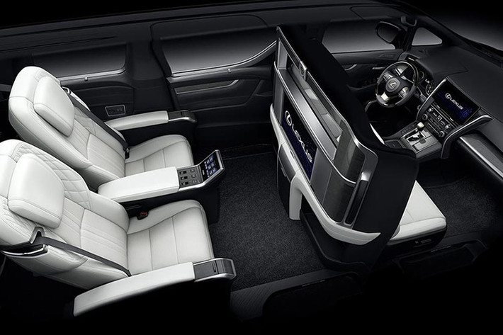 Khoang ông chủ được thiết kế tạo sự thoải mái và thư giãn tối đa. Ở bản Royal Lounge, Lexus trang bị hai ghế thương gia to bản ở phía sau với tấm đệm làm từ bọt polyurethane và bọc da cao cấp đảm bảo sự êm ái.