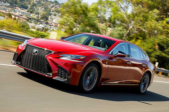 Những con số này có thể gây “giật mình” với nhiều khách hàng đã từng sở hữu Lexus LS trước đây. Thực chất đây là mức giá mà LS nói riêng cũng như các dòng xe sang có dung tích xi lanh lớn (>2.5l) bị ảnh hưởng rất nhiều bởi chính sách thuế tiêu thụ đặc biệt thời điểm 01/07/2016. Trước đây, LS460L có giá chỉ ở khoảng 5.8 tỷ đồng.