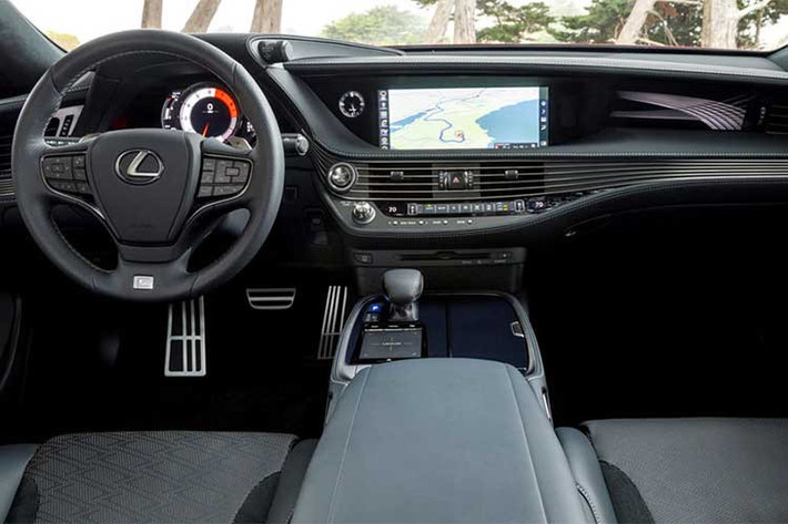 Không gian nội thất Lexus LS tiện nghi với ghế lái, ghế hành khách chỉnh điện 28 hướng tích hợp chức năng sưởi, làm mát và mát-xa trên mặt đệm Ottoman cao cấp; giao diện điều khiển cảm ứng, điều hòa tự động 4 vùng, màn hình 12,3 inch, màn hình HUD kích thước lớn nhất trong phân khúc và hệ thống âm thanh Mark Levinson 23 loa cao cấp.