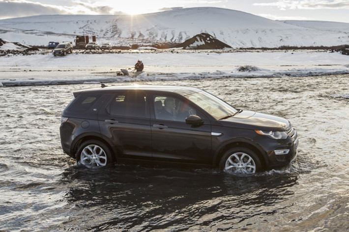 Trong khi đó tại Việt Nam, chiếc Land Rover Discovery Sport này có giá từ 2,8 đến 3,6 tỷ đồng tùy phiên bản. Khác với những khẳng định chắc nịch từ nhà sản xuất, 2/5 mẫu Dicovery Sport máy dầu thường gặp những lỗi trên thân xe và nội thất ngay trong năm đầu sử dụng.