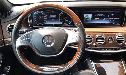 Hệ thống an toàn trên mẫu siêu xe sang giá rẻ Mercedes Maybach S400 4Matic bao gồm hệ thống quan sát ban đêm, dây đai an toàn phát sáng, công nghệ an toàn đón đầu Pre-Safe với các tính năng tự động nâng kính, nâng gối tựa đầu, siết chặt dây an toàn khi xảy ra va chạm.