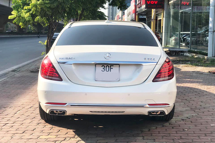 Đuôi xe có sự khác biệt so với bản tiêu chuẩn ở cặp ống xả kép AMG mạ crôm hay dòng chữ Maybach. Khác biệt với Mercedes Maybach S600 và S500, Mercedes-Maybach S 400 4MATIC sở hữu loại mâm xe 19 inch đa chấu đơn đa chấu đơn. Logo hai chữ M lồng vào nhau của Maybach được trang trí ở bên sườn xe, gần cửa kính sau...