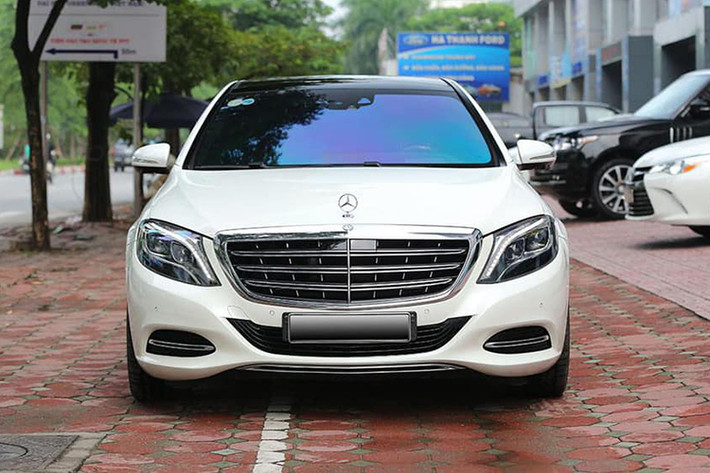 Xe có chiều dài tổng thể 5.457 mm, rộng 1.899 mm và cao 1.498 mm. So với bản tiên chuẩn, mẫu xe sang Maybach S400 dài hơn khoảng 200 mm. Trên Maybach S400 4Matic mới, các chi tiết ngoại và nội thất cũng dành cho từng đối tượng khách hàng doanh nhân theo từng sở thích.