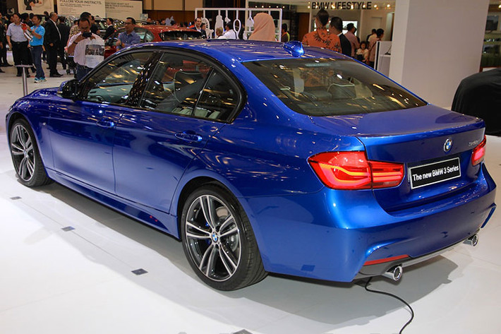 Tiếp đến là phiên bản BMW 330i M Sport 2019 với khối động cơ xăng I4 kết hợp tăng áp 2.0L cho ra công suất tối đa 258 mã lực và 400 Nm mô-men xoắn. 3-Series M Sport 2019 có thể tăng tốc từ 0 - 100 km/h chỉ với 5,8 giây trước khi đạt vận tốc tối đa 250 km/h.