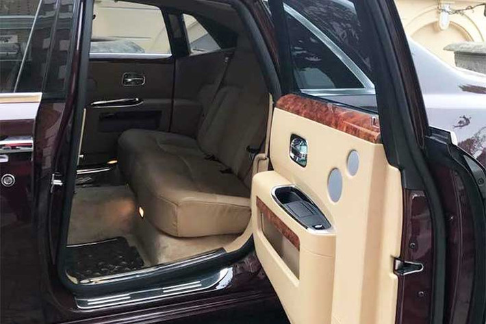 Mức giá của mẫu siêu xe sang Rolls-Royce Ghost này được xem là khá rẻ, đặc biệt lại thêm biển số "ngũ quý 1" cực độc. Trong khi với xe mới thuộc dòng Series II EWB hiện có giá tăng thêm trên 20 tỷ đồng so với hồi công bố năm 2014 vì áp dụng thuế tiêu thụ đặc biệt từ 1/7/2016 (giá xe trung bình hiện là khoảng trên 40 tỷ đồng).