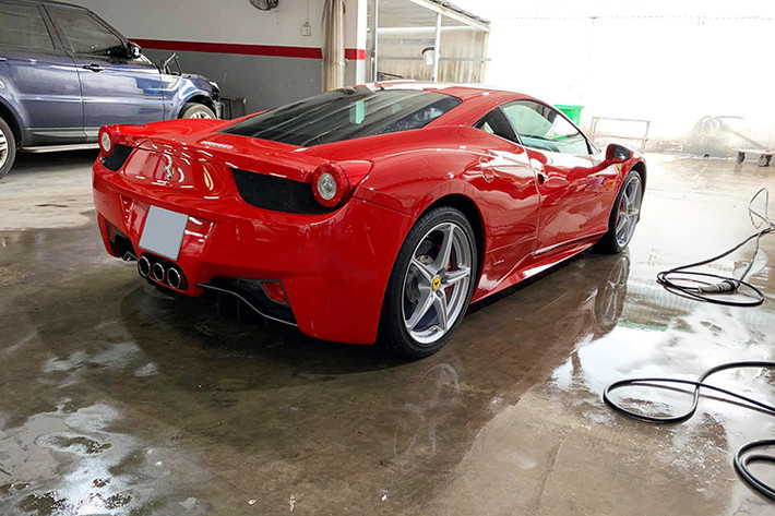 Ferrari 458 Italia sử dụng động cơ V8, 4.5 lít, công suất cực đại 570 mã lực cùng 540 Nm. Mẫu xe này hiện đã dừng sản xuất và được thay thế bằng 488 GTB. Hồi mới nhập về đầu 2011, siêu xe này có giá bán đề xuất khoảng 8 tỷ đồng. Sau đó, xe được chuyển vào Sài Gòn và đã tìm được khách để ra biển năm 2014.