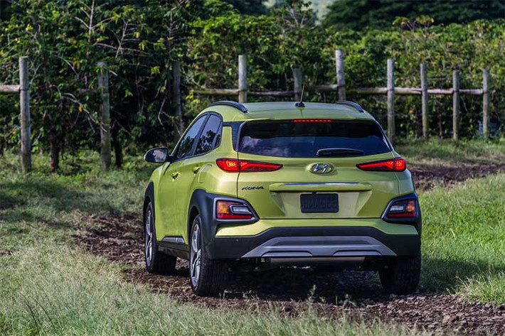 Hyundai Kona được phát triển dựa trên nền tảng hoàn toàn mới với khung xe được làm từ thép cường lực, phần mui và trụ C mang tính khí động học cao. Giống như nhiều mẫu crossover khác hiện nay, 2 bên thân xe của Kona sở hữu những panel dập nổi đầy "cơ bắp" và viền ốp nhựa xung quanh các hốc bánh.