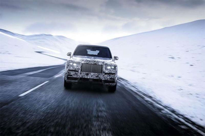 Ngoại hình xe vẫn giữ vẻ thanh lịch của những chiếc siêu xe sang Rolls-Royce nhưng thêm vào sự mạnh mẽ của một mẫu SUV. Phần đầu xe khá giống với Phantom. Chiếc xe cũng sở hữu những vật liệu da, gỗ, kim loại cao cấp nhất bên trong nội thất, đi cùng với hệ thống thông tin, điều khiển thông minh hơn.