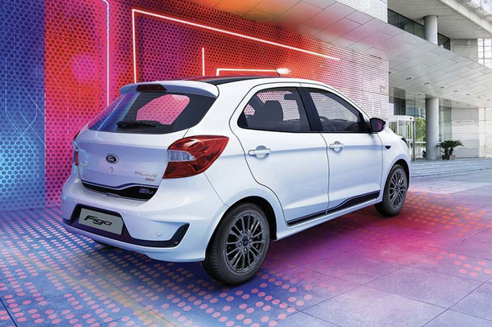 Xe được thừa hưởng thiết kế lưới tản nhiệt của Ford Fiesta thế hệ mới, đèn pha mới, các hốc hút khí phía trước được thiết kế lại cùng cản trước thể thao hơn. Dải LED chiếu sáng ban ngày được viền phía trên cụm đèn sương mù cũng khá tinh tế. Phía sau, mẫu xe hạng A của Ford cũng được mong đợi sẽ có những cách tân ở cụm đèn hậu.