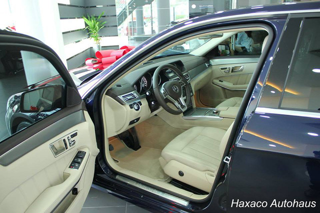Mercedes-Benz E200 mà Kỳ Duyên mới "đập hộp" sử dụng động cơ 4 xi-lanh thẳng hàng, dung tích 2.0 lít, sản sinh công suất tối đa 184 mã lực tại vòng tua máy 5.500 vòng/phút và mô-men xoắn cực đại 300 Nm. Kết hợp cùng hộp số tự động 7 cấp, xe mất khoảng 7,9 giây để tăng tốc từ 0-100 km/h trước khi đạt vận tốc tối 233 km/h.