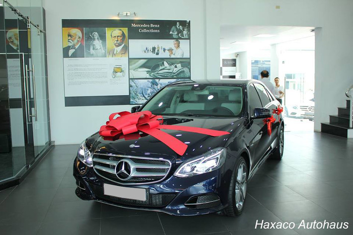 Tại thị trường Việt Nam, màu xanh Canvasite trên những chiếc Mercedes-Benz khá hiếm gặp. Việc sở hữu một chiếc Mercedes-Benz E-Class màu độc, chắc chắn cái tên Nguyễn Cao Kỳ Duyên sẽ xuất hiện trong Câu lạc bộ những người nổi tiếng sử dụng xe Mercedes-Benz tại Việt Nam.