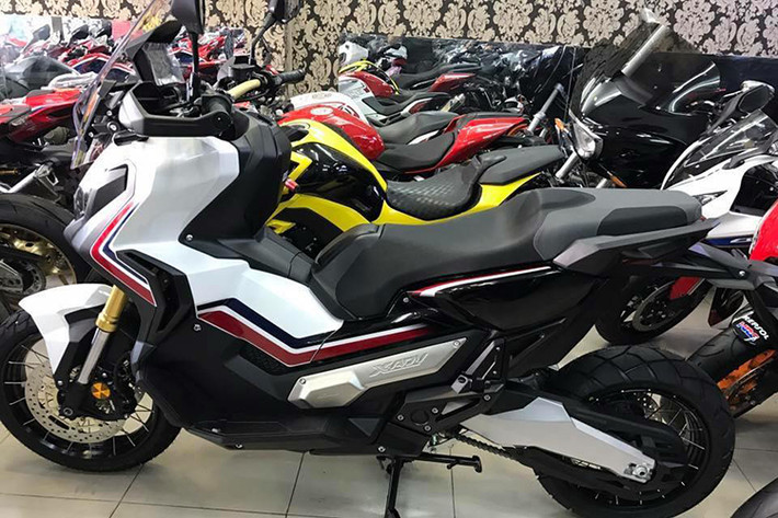 Honda X-ADV nhập khẩu không chính hãng sẽ có giá khoảng 590 triệu đồng tại Việt Nam, như vậy nó sẽ có giá bán gấp đôi xe ở Thái Lan. Tại thị trường Thái Lan, Honda X-ADV được bán với giá khởi điểm khá cao, từ 415.000 Baht (tương đương 272 triệu đồng). Hiện Honda Việt Nam vẫn chưa có thông tin chính thức việc phân phối chính hãng mẫu xe này.