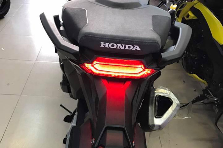Những mảng thân xe vuông vức, góc cạnh khiến cho X-ADV trông cực "ngầu" và khỏe khoắn khi nhìn từ phía hai bên thân xe. Yên xe dạng liền mêm với phần ngồi dau khá cao, trước thấp. Cụm đèn pha và hậu thiết kế dạng led đầy cá tính khiến chiếc xe trông như vừa "tới từ tương lai". Tuy nhiên, trọng lượng của mẫu siêu xe tay ga Honda X-ADV mới này khá nặng, lên tới 238 kg.