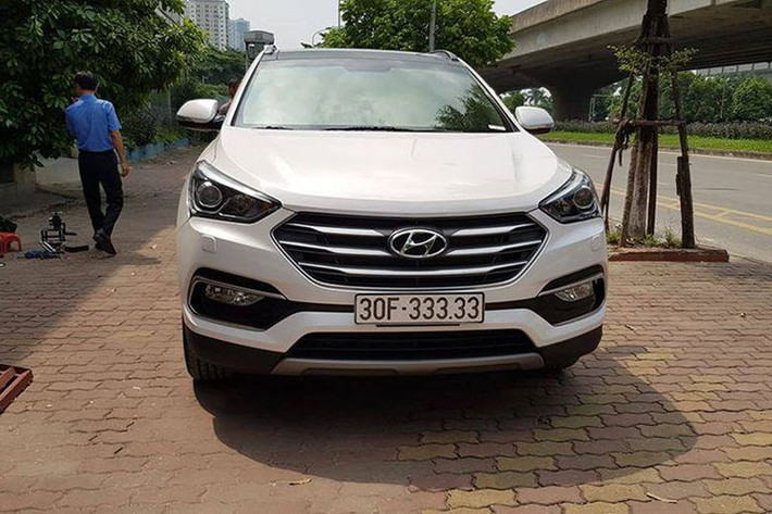 Điều kì lạ là tất cả những chiếc xe này đều mang biển số Hà Nội và cùng có ngoại thất màu trắng. Trước sự trùng hợp này, nhiều người đã bình luận vui rằng ai muốn sở hữu biển tứ quý, ngũ quý hay biển khủng thì nên chọn Hyundai SantaFe màu trắng để hi vọng sẽ gặp may mắn.