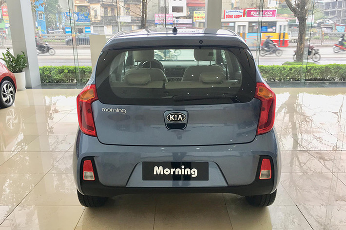 Cũng như phiên bản Kia Morning tại Việt Nam - trục cơ sở của xe được tăng thêm 15mm, từ mức 2.385mm lên mức mới 2.400mm, các hốc bánh được đẩy sát ra các góc xe. Kích thước tổng thể của Kia Morning AT mới sẽ là (Dài x Rộng x Cao) tương ứng 3.595 x 1.595 x 1.485 mm.