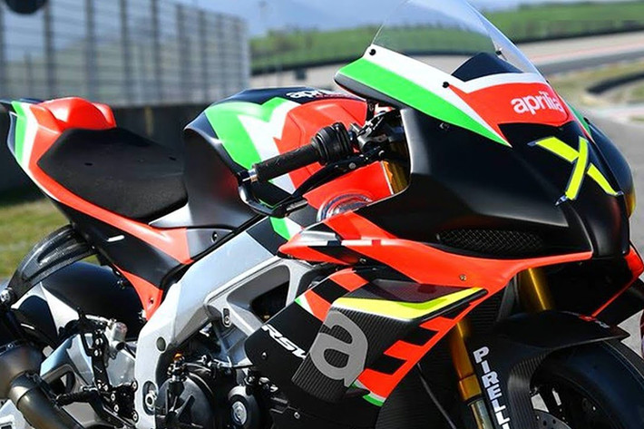 Là phiên bản giới hạn phát triển từ chiếc Aprilia RSV4 1100 Factory và dành riêng cho đường đua chuyên nghiệp, Aprilia RSV4 X mang trên mình dàn áo chuẩn đua, tối ưu hóa tính khí động học nhờ loại bỏ hoàn toàn các trang bị thừa như hệ thống đèn, còi, xinhan và gương chiếu hậu.