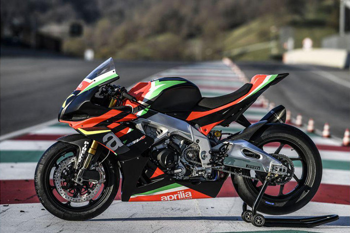 So với các phiên bản khác thuộc dòng RSV4, chiếc Aprilia RSV4 X đặc biệt hơn nhờ có trọng lượng siêu nhẹ và trang bị động cơ mạnh mẽ hơn hẳn. Cụ thể, Aprilia RSV4 X có trọng lượng khô chỉ 165 kg, giảm 12 kg so với các phiên bản RSV4 khác.