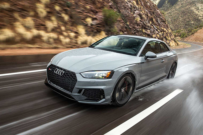 Mẫu xe coupe thể thao Audi RS5 có sẵn 8 màu sắc cho khách hàng lựa chọn: Xám (Nardo Grey), Đen (Mythos Black), Xanh Dương (Navarra Blue), Trắng (White Glacier), Bạc (Florett Silver), Xanh Lá (Sonoma Green), Xám (Daytona Grey) và Đỏ (Misano Red) trị giá 575 USD.