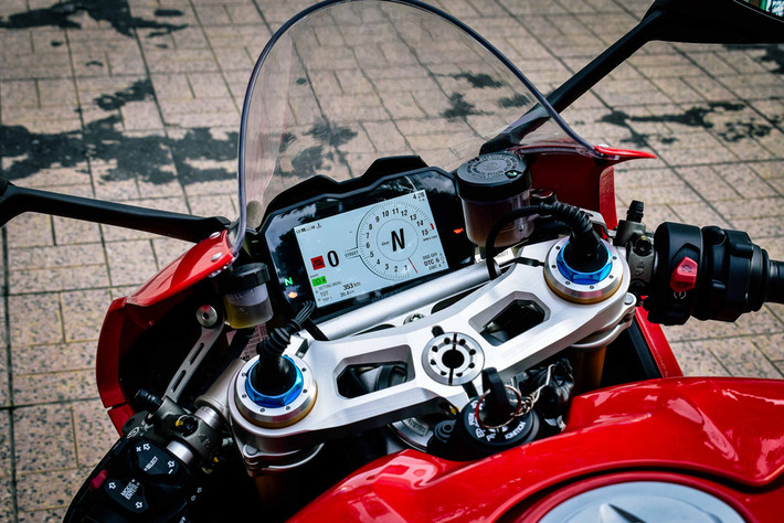 Các chế độ trên Panigale V4S được các kĩ sư cùng các tay đua của hãng xe máy Ducati kết hợp phát triển bao gồm chế độ Race (đua), Sport (thể thao), Street (đường phố). Mỗi chế độ này sẽ can thiệp riêng vào độ nhạy của ga, động cơ thậm chí cả hệ thống treo.