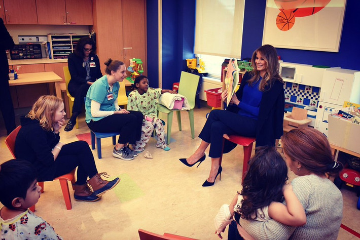 Trở về New York, Đệ nhất phu nhân Melania đã đến một bệnh viện để chơi và đọc sách cho những em bé đang điều trị tại đây. Ảnh: Twitter FLOTUS.