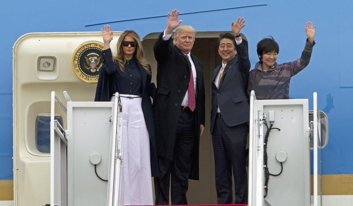 Tổng thống Trump cùng đệ nhất phu nhân chụp hình với vợ chồng Thủ tướng Nhật Bản Shinzo Abe trên chuyên cơ Air Force One ngày 10/2. Đây là hoạt động ngoại giao đầu tiên có sự tham gia của bà Melania Trump. Ảnh: AP.