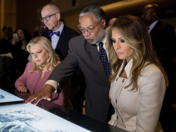 Đệ nhất phu nhân Mỹ (áo trắng) cùng Đệ nhất phu nhân Israel Sara Netanyahu (áo hồng) tại Bảo tàng Lịch sử - Văn hóa người Mỹ gốc Phi ngày 15/2. Đây là hoạt động trong chuyến thăm chính thức của thủ tướng Israel đến Mỹ. Ảnh: Reuters.