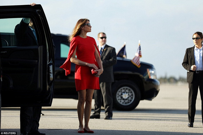Sau khi ông Trump nhậm chức, bà Melania không cùng chồng sinh sống tại Nhà Trắng mà tiếp tục ở lại New York để tiện cho việc học tập cuả con trai út Barron. Trong ảnh, bà Melania đang ra đón ông Trump trong kỳ nghỉ cuối tuần đầu tiên của tổng thống ngày 3/2 tại sân bay Palm Beach, Florida. Ảnh: Reuters.