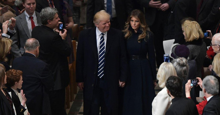 Bà Melania cùng ông Trump trong nghi lễ cầu nguyện truyền thống sau lễ nhậm chức tổng thống ngày 21/1 tại Nhà thờ Quốc gia Washington. Ảnh: AFP.