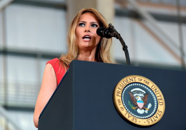 Bà Trump giới thiệu về Tổng thống Trump trước đám đông hàng nghìn người trong sự kiện cảm ơn cử tri tại thành phố Melbourne, bang Florida, ngày 18/2. Ảnh: AP.