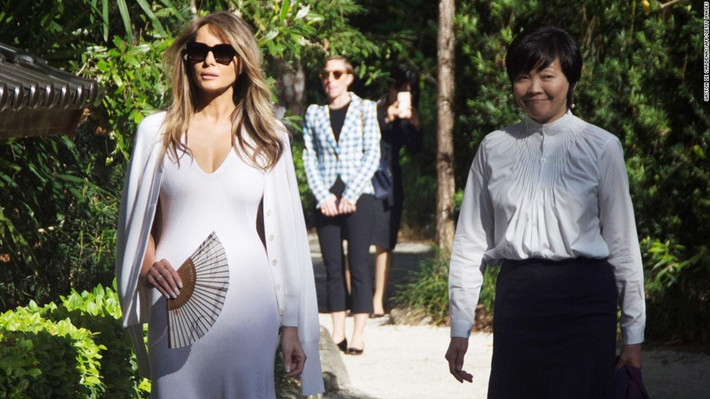 Đệ nhất phu nhân Mỹ Melania Trump và Đệ nhất phu nhân Nhật Bản Akie Abe đang tham quan bảo tàng Morikami và các khu vườn phong cách Nhật trong khuôn viên Delray Beach, bang Florida, ngày 11/2. Ảnh: Getty.