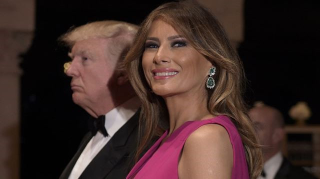 Đệ nhất phu nhân Melania Trump xuất hiện rạng rỡ cùng chồng trong buổi gala lần thứ 60 của Hội Chữ Thập Đỏ ngày 4/2. Buổi tiệc này được tổ chức tại khu nghỉ dưỡng Mar-a-Lago của ông Trump tại Palm Beach. Ảnh: AP.