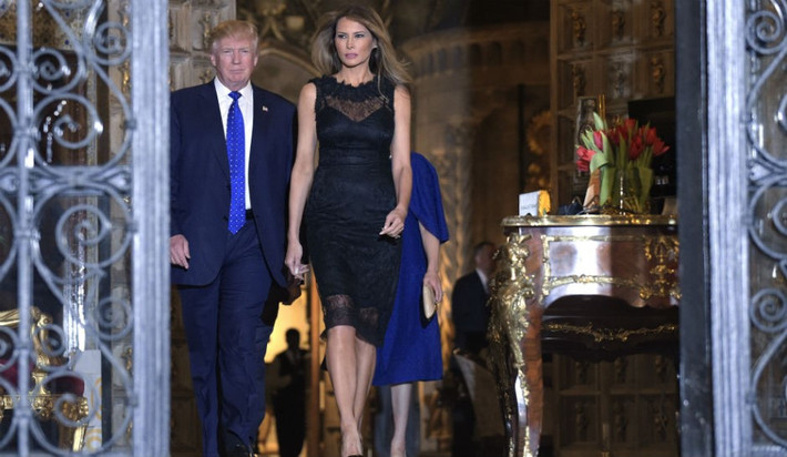 Bà Melania Trump cùng chồng trước khi dùng bữa với vợ chồng Thủ tướng Abe tại resort Mar-a-Lago. Ảnh: AP.
