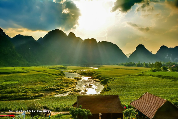 Đáng chú ý dù chỉ quay phim tại Quảng Bình 4 ngày nhưng đoàn làm phim đã tự bỏ tiền túi khoảng 1.5 tỷ đồng để xây dựng một con đường dài 3km rộng 7m tại huyện Tân Hóa để phục vụ cho đoàn xe thuận tiện vào trường quay. Ảnh: Zing.