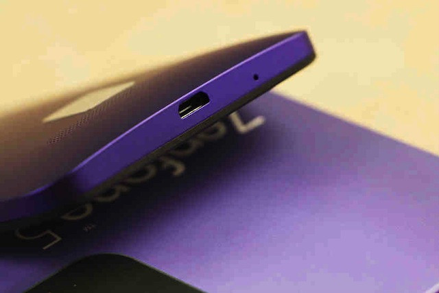 Zenfone 5 phiên bản màu tím khá nữ tính và mềm mại. Ảnh: Thegioididong.