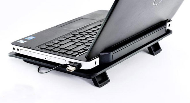 Để laptop ở nhiệt độ quá nóng có thể gây ảnh hưởng xấu đến pin. Vì vậy, sử dụng đế tản nhiệt giúp máy không bị quá nhiệt là phương pháp hữu hiệu kéo dài tuổi thọ pin laptop. Ảnh: Vnreview.