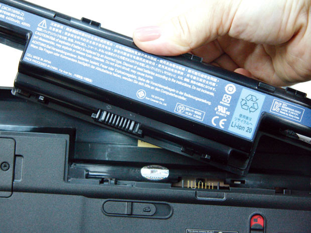 Nếu làm việc trong thời gian dài nên tháo pin laptop ra và cắm bộ nguồn chạy bằng điện. Điều này giúp pin không bị nóng, không chai. Ảnh: Fpt.