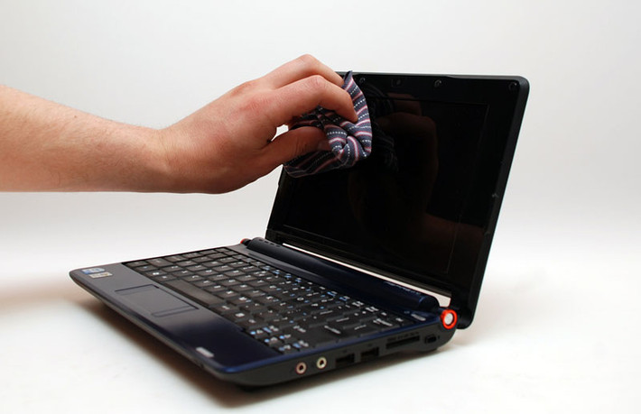 Laptop bị bám bụi cũng là nguyên nhân ngốn pin nhanh hơn. Vệ sinh laptop thường xuyên, đặc biệt lỗ thông hơi cũng góp phần tăng tuổi thọ của pin. Ảnh: Cnet.