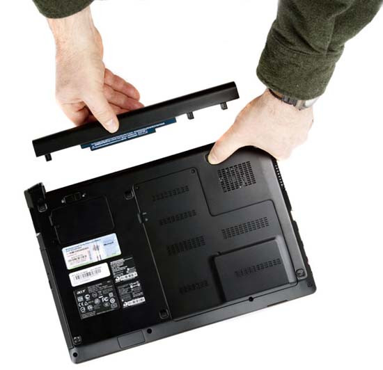 Điểm tiếp xúc giữa pin và máy có thể làm giảm hiệu suất sử dụng của pin. Đừng quên lau sạch điểm tiếp xúc này bằng vải mềm có tẩm cồn để giảm thiểu thất thoát năng lượng do tiếp xúc kém. Ảnh: Cnet.