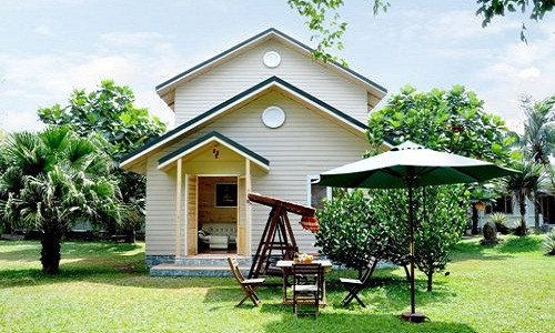Căn nhà nhỏ nổi bật giữa vườn cây xanh mướt. Ảnh: Khonggiannhadep24h.