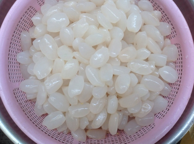 Hạt đác là một loại hạt nổi tiếng ở khu vực Nha Trang, Khánh Hòa, Phú Yên đang được nhiều bà nội trợ Hà Nội săn lùng. Ảnh: Feedy.