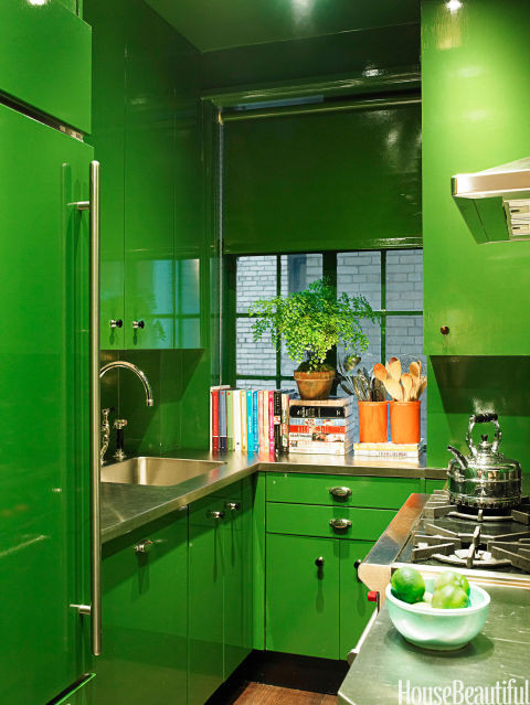 Màu xanh lá cây phủ toàn bộ không gian giúp căn bếp trở nên ấn tượng. Ảnh: HouseBeautiful.