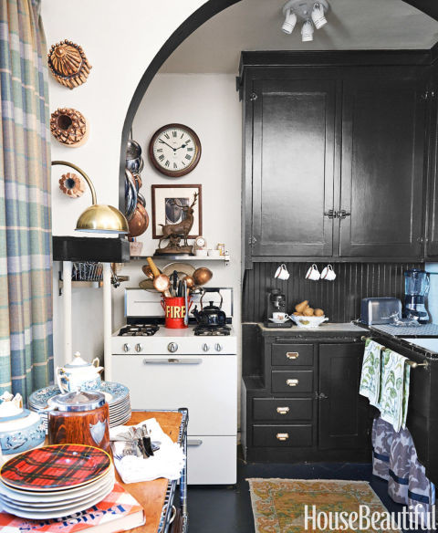 Kệ gỗ giúp đồ đạc được sắp xếp gọn gàng hơn. Ảnh: HouseBeautiful.