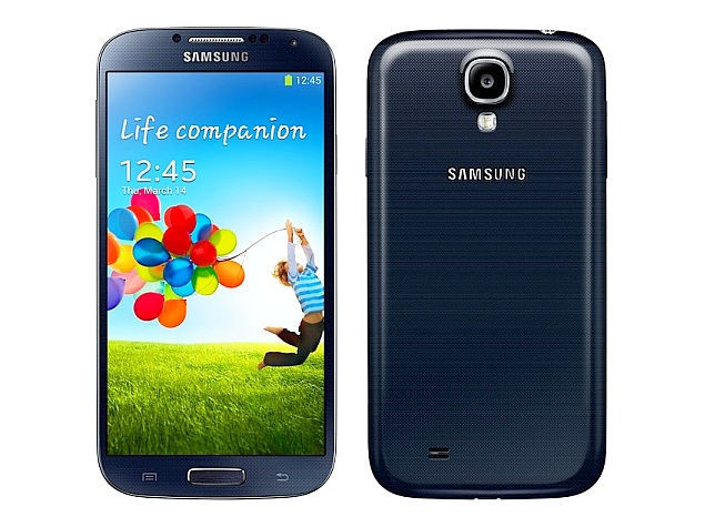 Một năm sau, Samsung trở lại với Galaxy S4 cùng phong cách cứng cáp. Màn hình 5.0 inch lớn hơn nhưng kích thước tổng thể thu hẹp hơn, mỏng hơn. Ảnh: NDTV Gadgets.